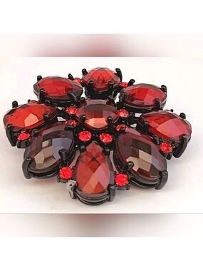 JOAN RIVERS RADIANT "RED" CRYSTALS & FACETED LUCITE FLOWER BROOCH PIN NWOT-2"